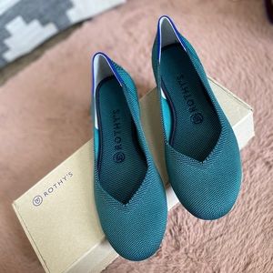 New with Box Rothy’s Spruce Python Flats ❤️